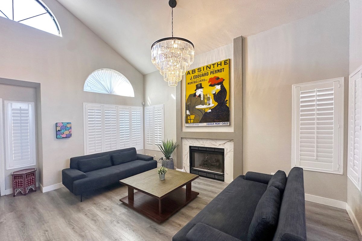 Vegas Versailles – 2 Story House 7 Bed 3 Bath Pool gallery image 3