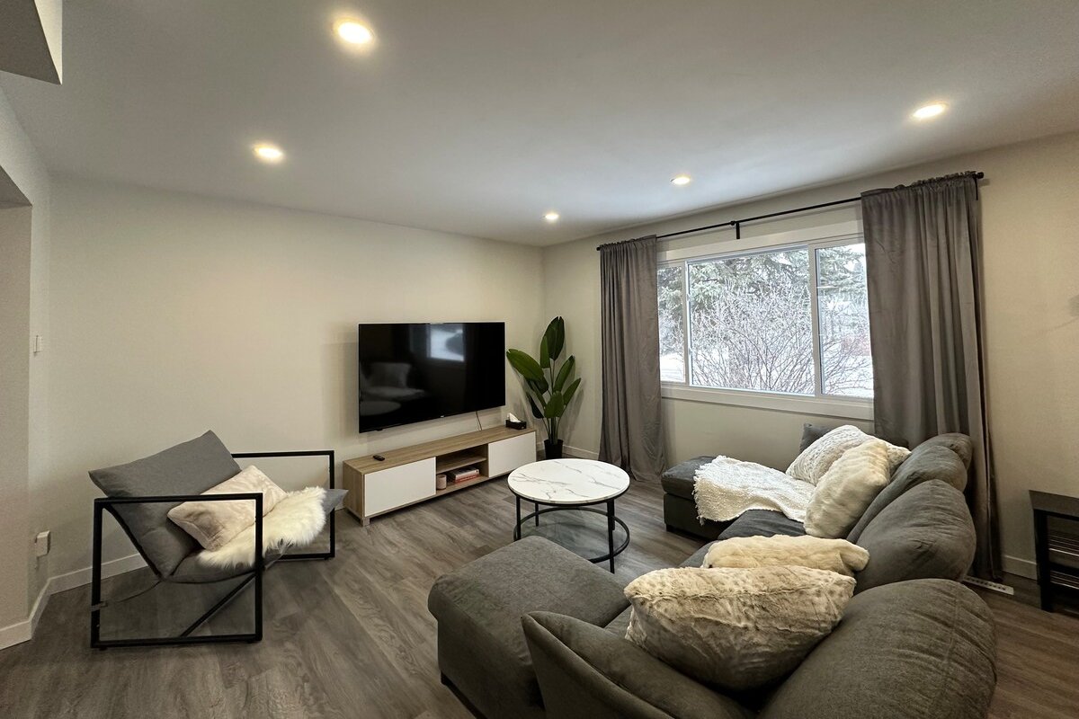 Newly Renovated 4 Bedroom Home + Free Parking gallery image 4