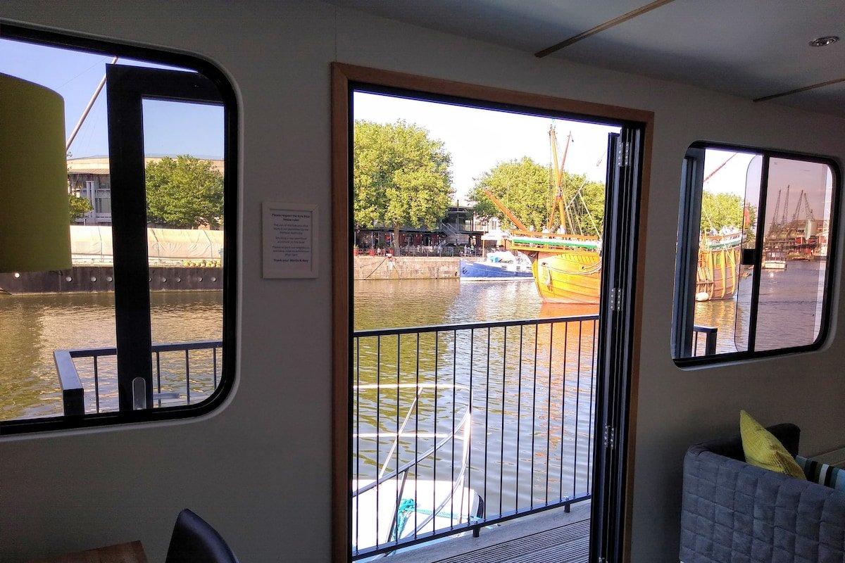 Unique spacious houseboat on Bristol Harbour gallery image 5