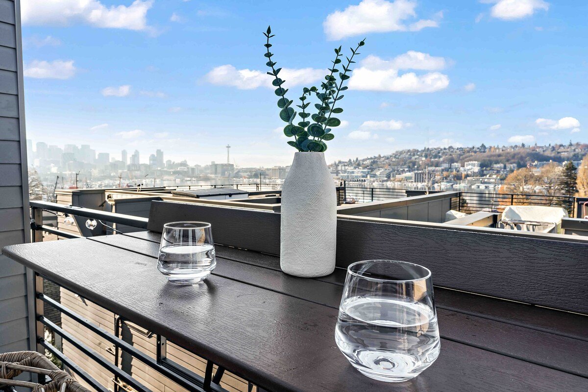 Sunset view of the Space Needle & South Lake Union gallery image 4