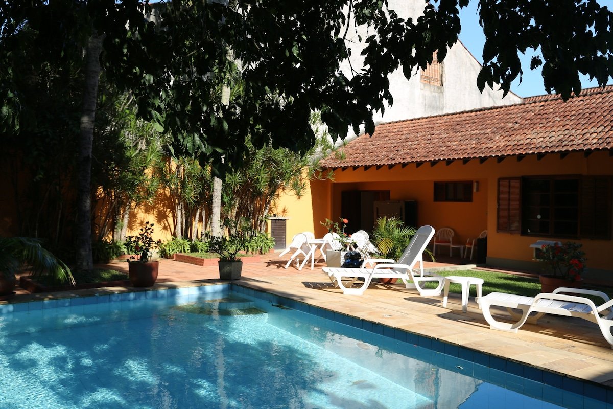 Tropical sun filled house & pool gallery image 4