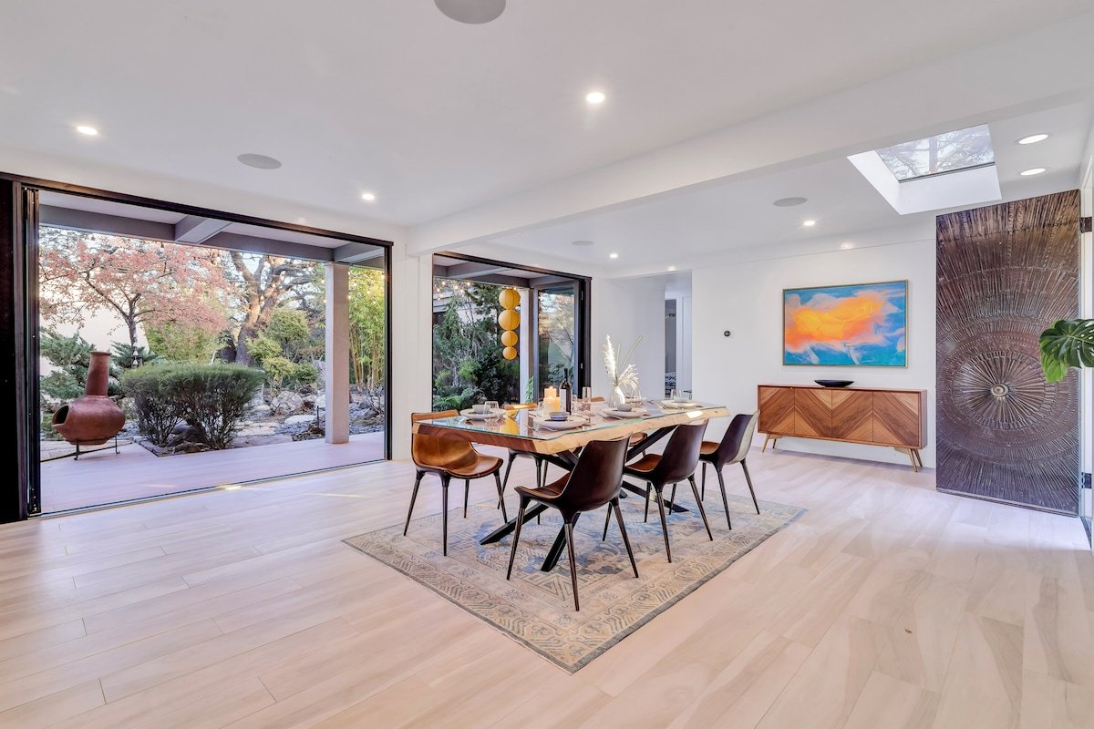 Stunning Luxurious Modern Los Altos Hills Villa gallery image 3