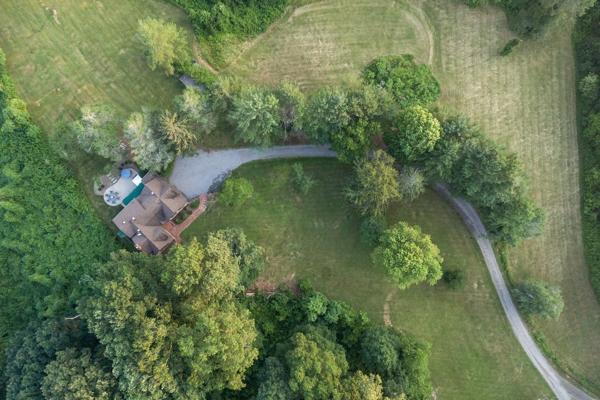 Dog Friendly 5 BR W/ Hot Tub & Fire Pit on 9 Acres gallery image 4