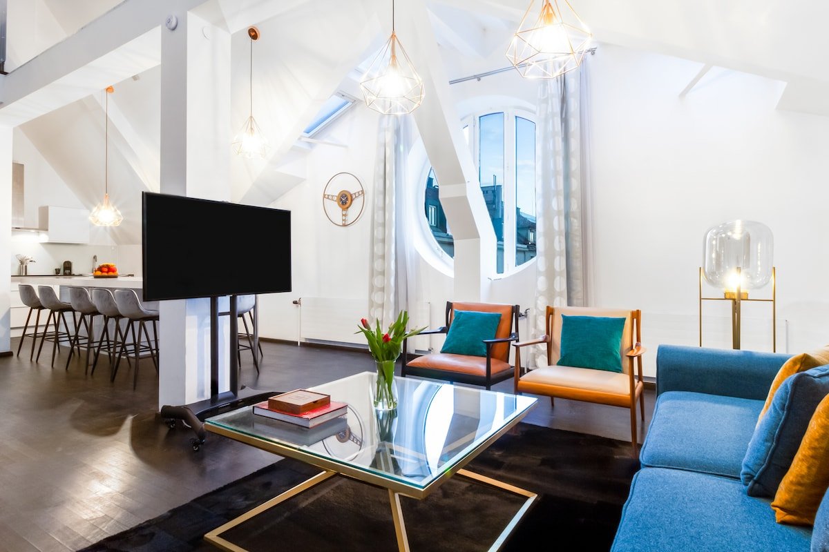 Serene City Center Oasis | Lux Design, ♛Royal Beds gallery image 2