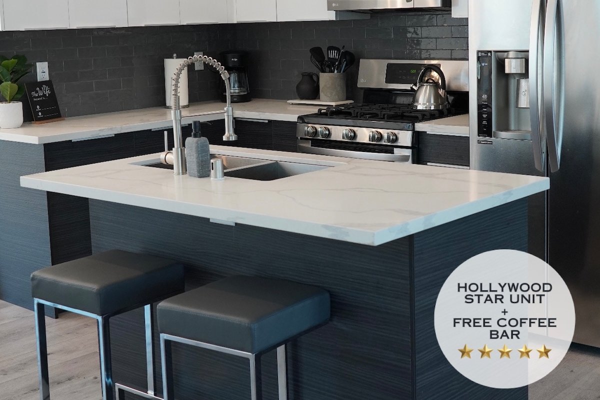 King Private Gem + 2 Car Garage+7 min to Universal gallery image 2