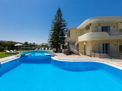 Pool, basket, playground, soccer, volley and more!