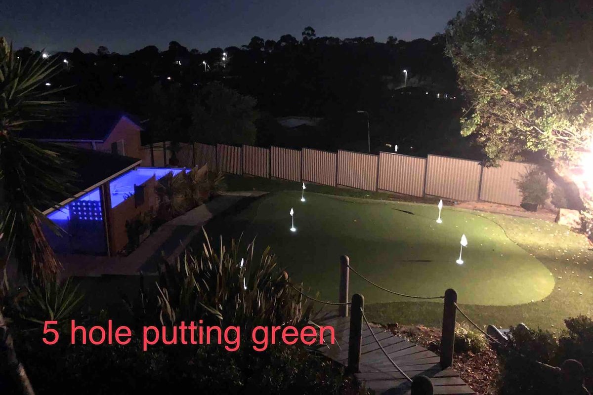 Mt Martha Delight: 6 bed, putting green, pool spa gallery image 3