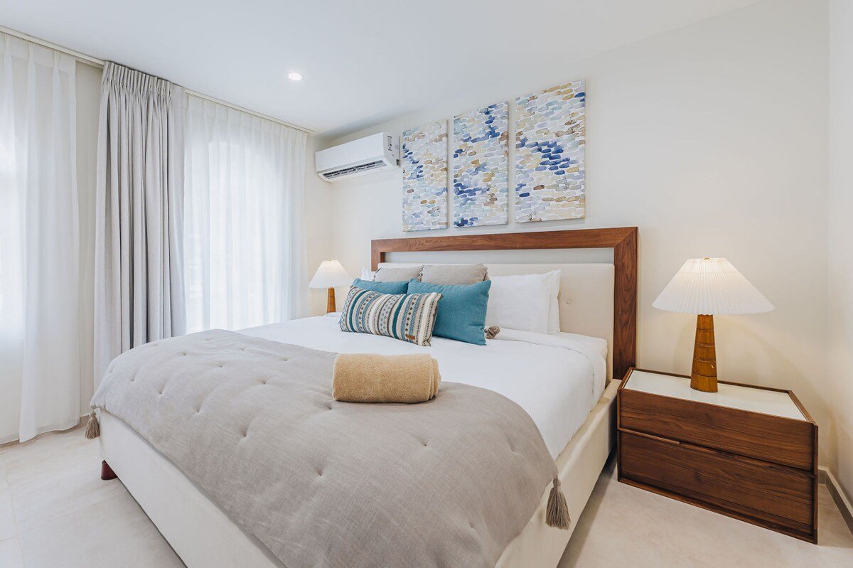 Walk to Palm Beach! 5Bed Hottub w/ Pool | 10people gallery image 2