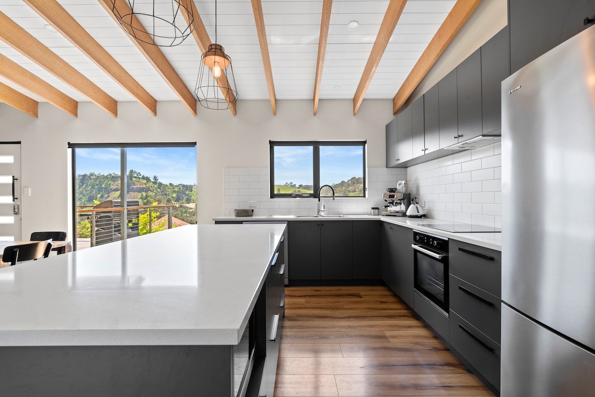 The Derby Lodge, 3 bedroom retreat! Ideal Location gallery image 5