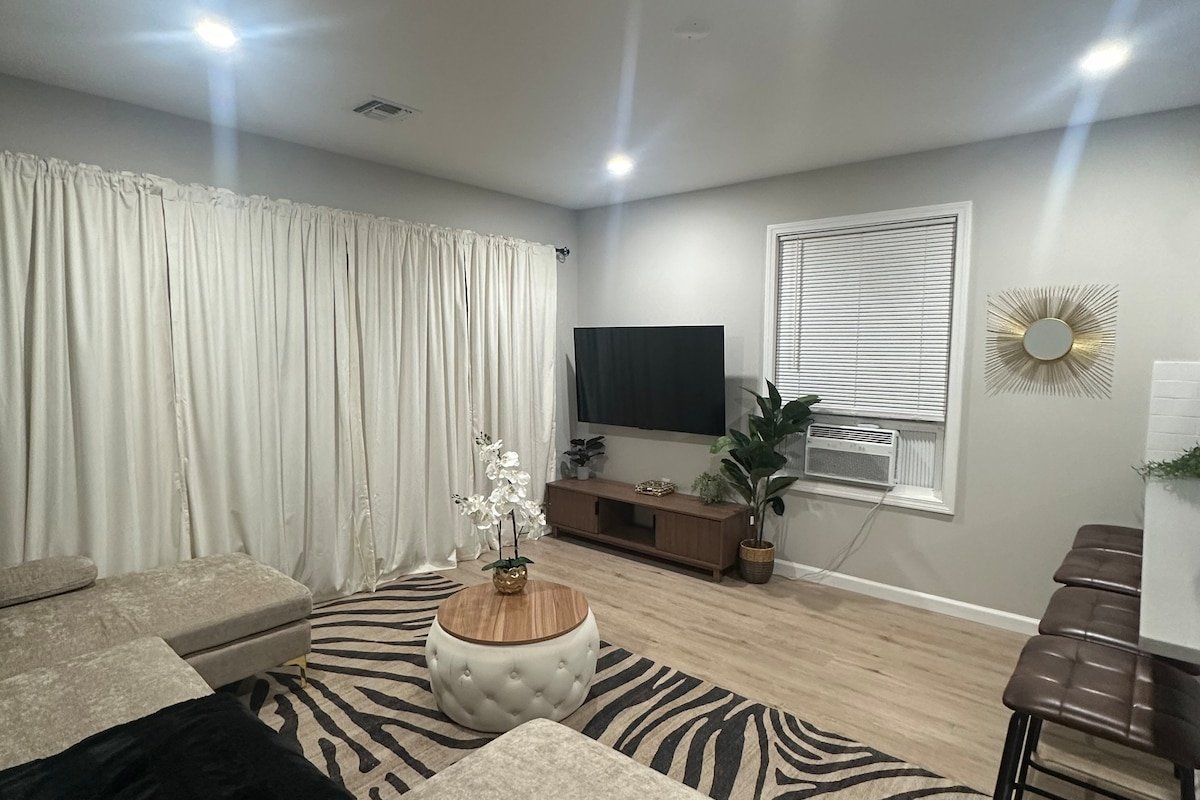 Cozy Rooftop Home, Near Downtown Newark, EWR & NYC gallery image 5