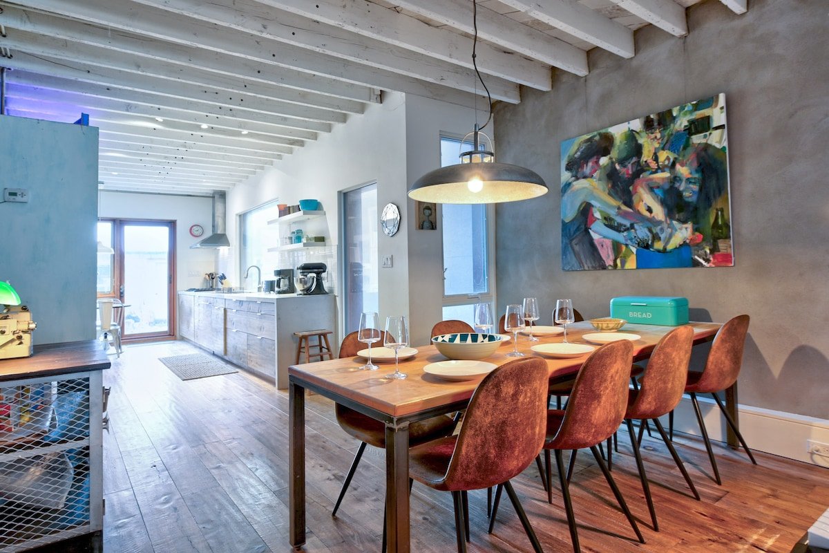 Space & Style in Heart of Toronto w/ Parking gallery image 4