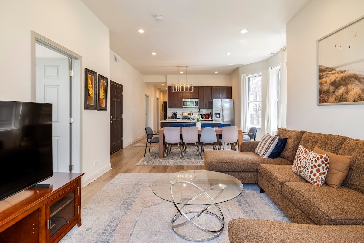 Spacious 5-BR Apt next to transit Free Parking gallery image 4