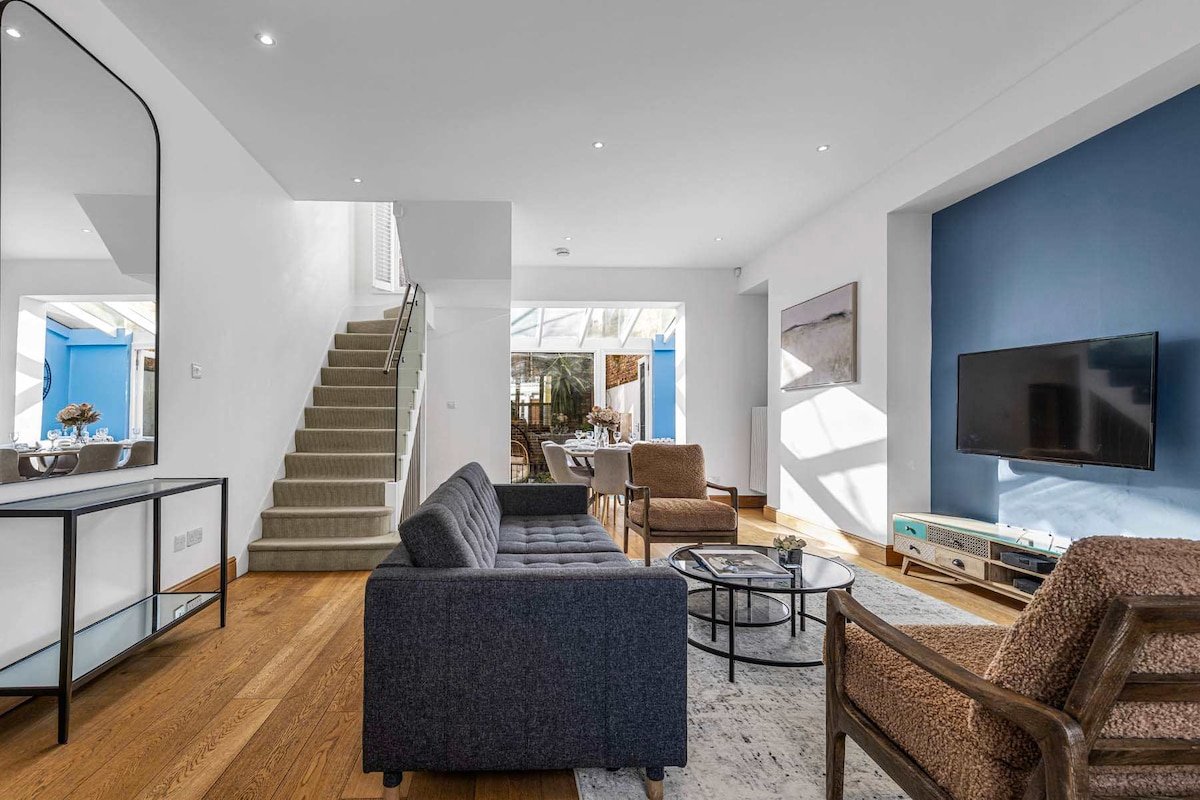 £3.5m Elegant House in prime location with garden gallery image 2