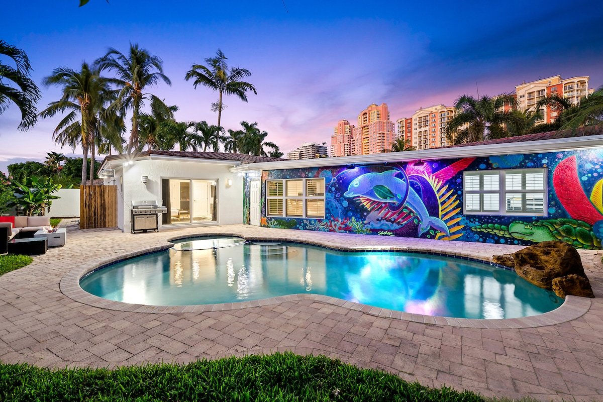 Entire Lux Home ~ Heated Pool ~ 5 min walk to beach ~ Game Room ~ Bikes gallery image 4