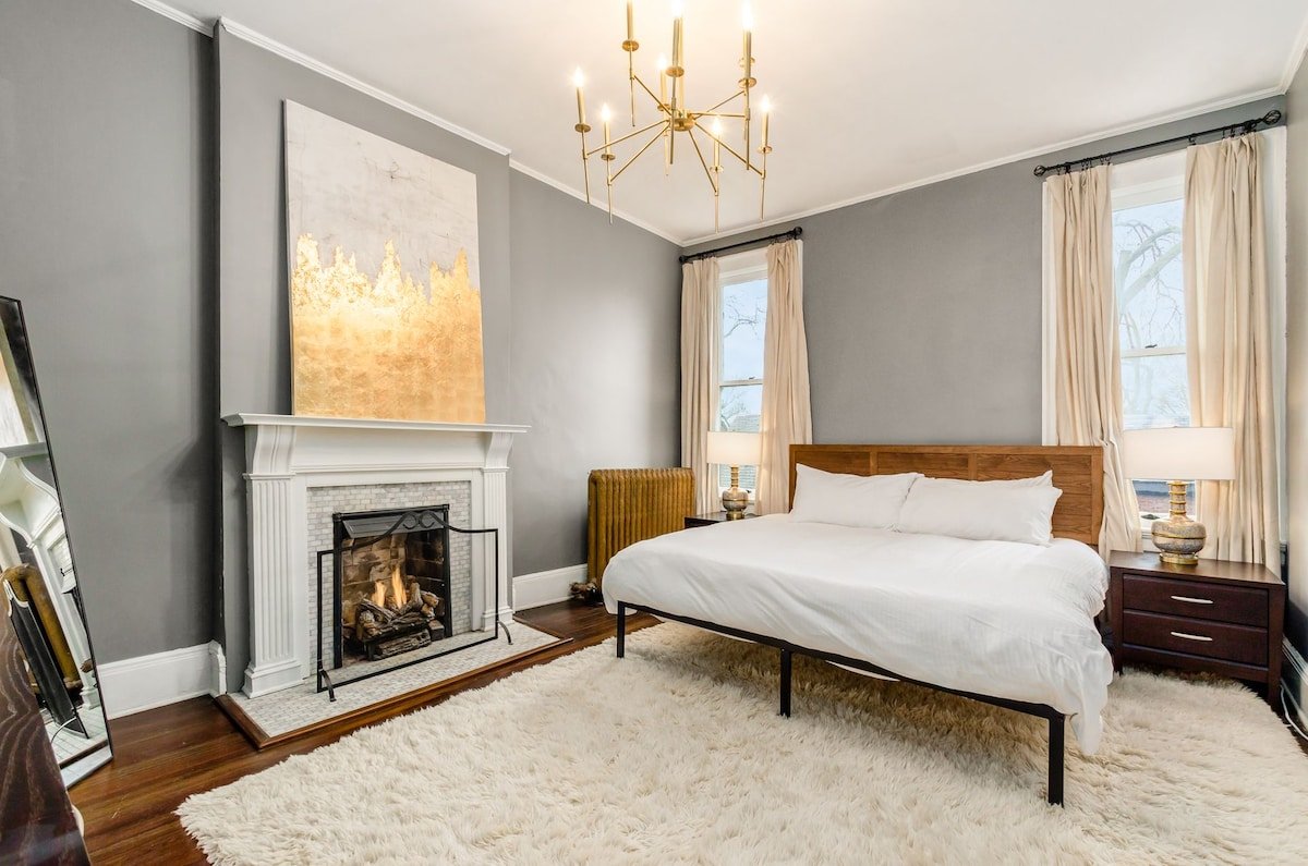 Large Private Yard | Hot Tub | Chefs Kitchen! gallery image 5