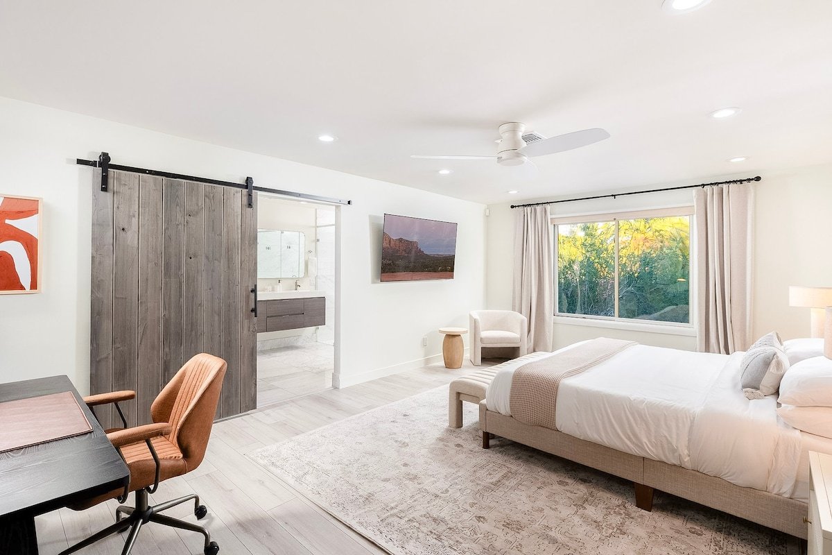 Luxe Oasis with Camelback View and Heated Pool gallery image 2