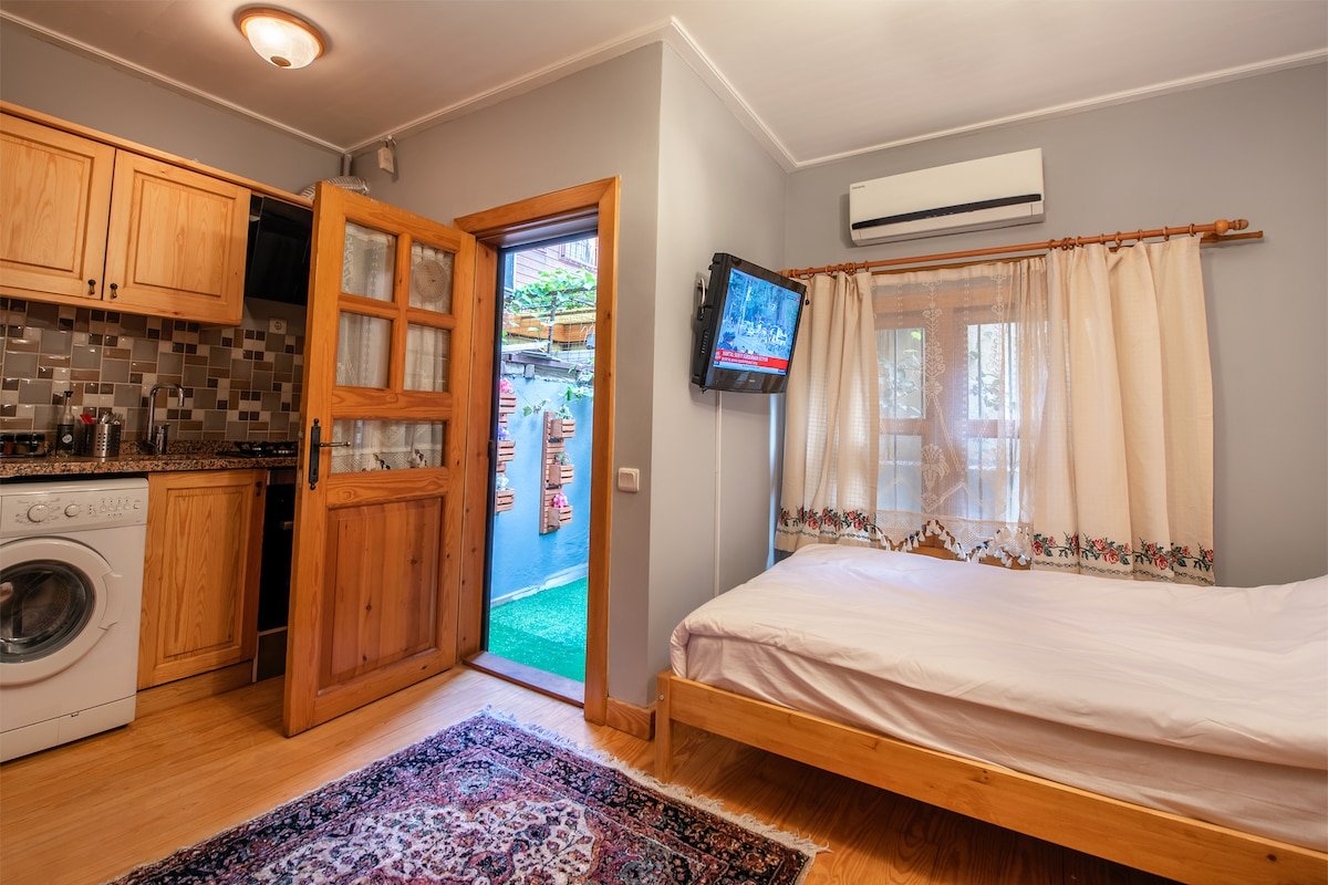 Private All WoodenHouse with Garden in Sultanahmet gallery image 4