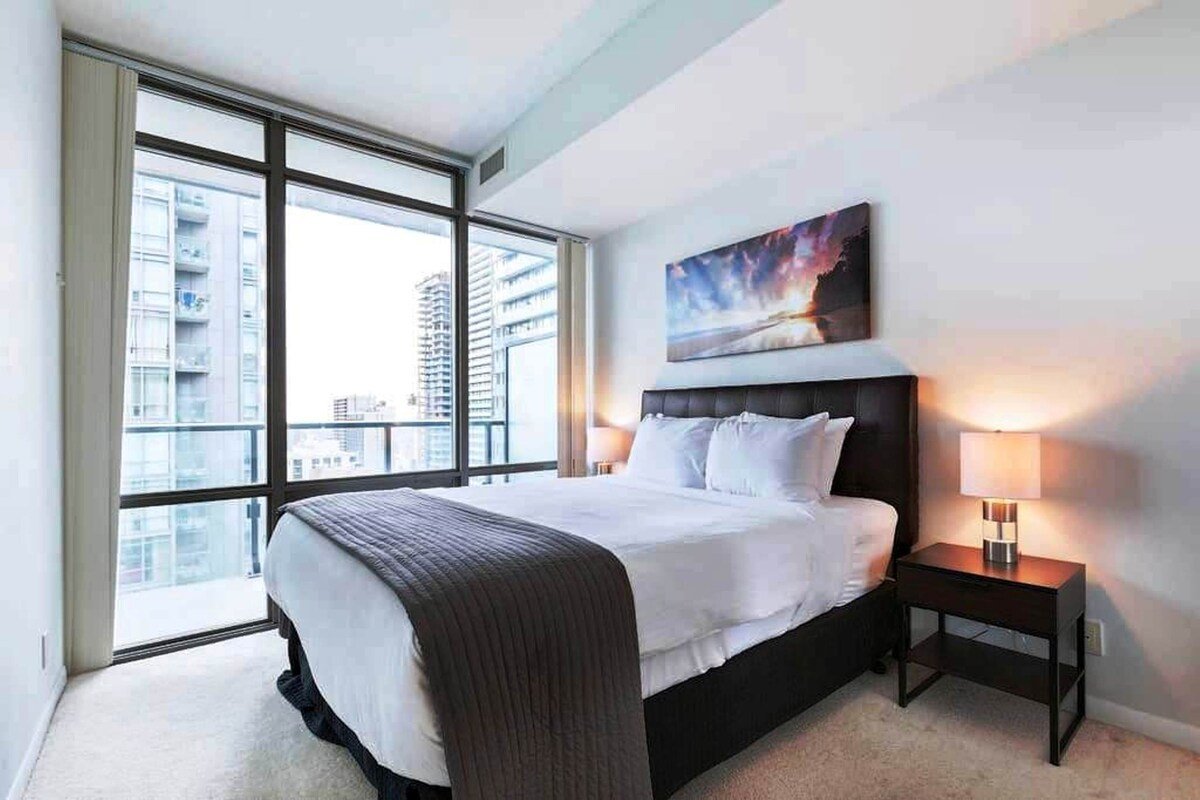 MILLION DOLLAR 2 Bed 2 Bath w Terrace FREE Parking gallery image 5