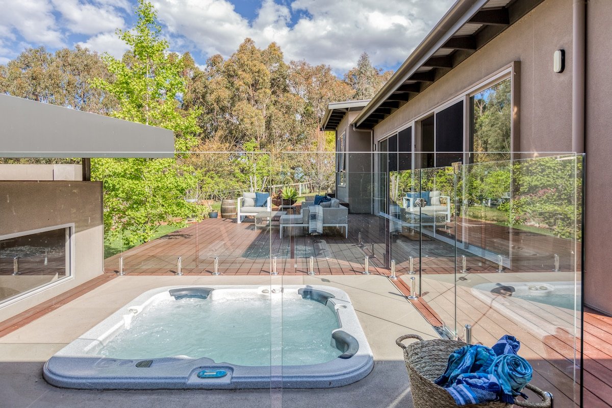 Sunrise Tranquillity: Luxe Retreat with Heated Spa gallery image 3