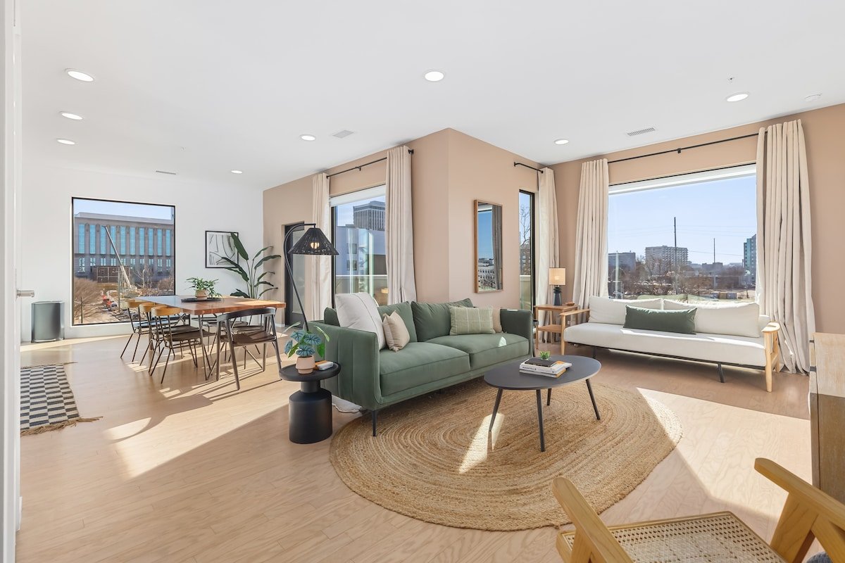 Penthouse on River -Garage, Patio- Walk Downtown gallery image 2