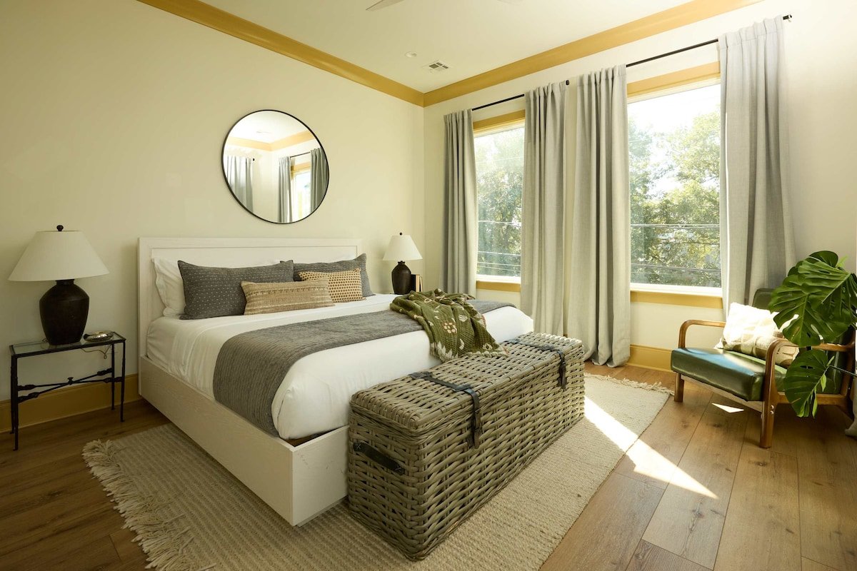 Chic, Marigny Home | Heated Pool gallery image 4