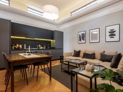 Glamorous restored apt. w/ rooftop in peaceful st.