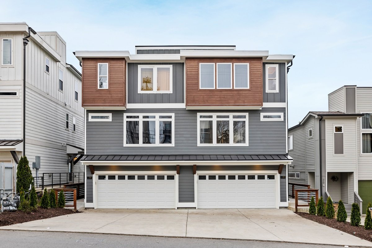 Nash Mega, sleeps 20, pools, hot tubs, rooftops! gallery image 4