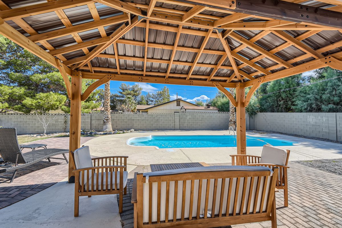 Gorgeous 5b/3b VILLA .5acre *POOL* 5 min to Strip