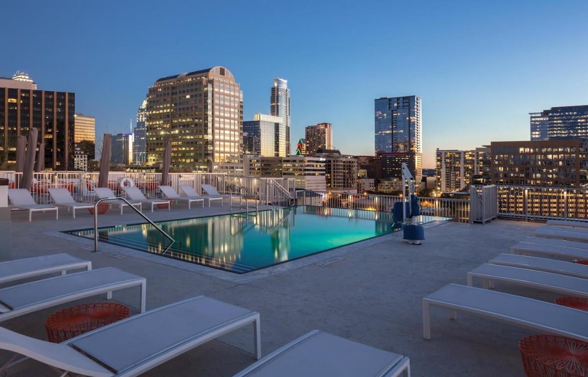 2BR Condo W/Rooftop pool for 6 gallery image 2