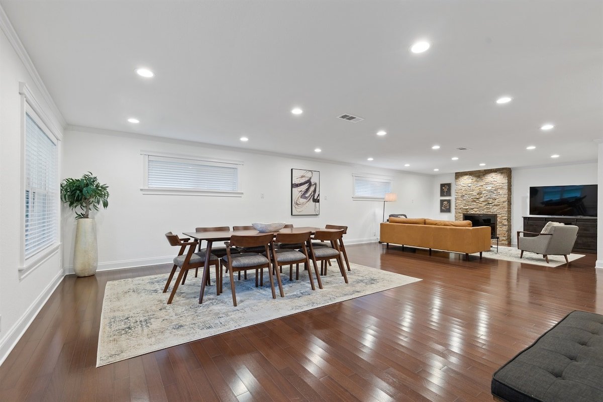 TCH – Spacious 3bd/2ba home in Dallas w/ Workspace gallery image 3