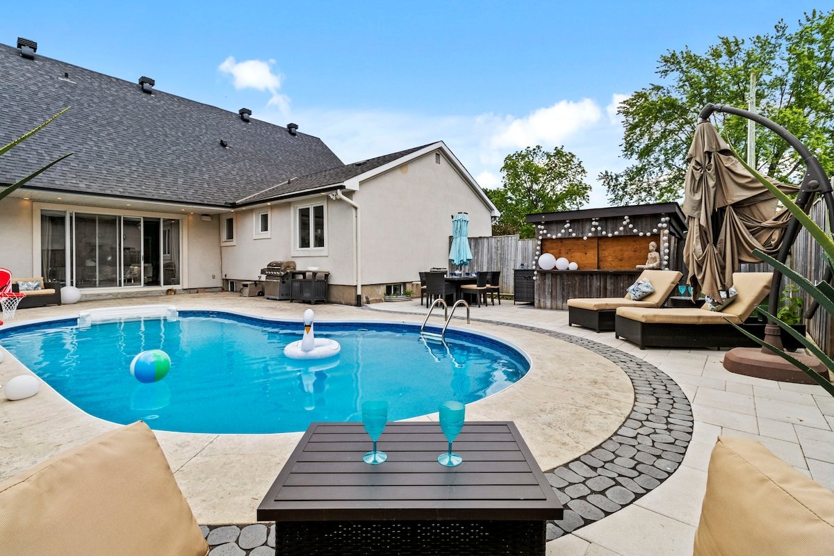 Luxury Home. Heated Salt Pool, Parking, Office gallery image 3