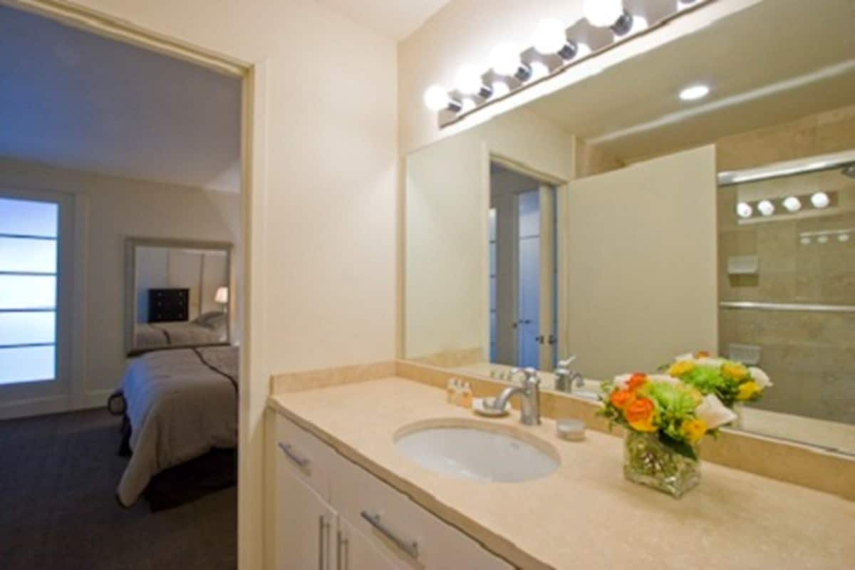 2BED 2 BATH H St View / Walk to White House gallery image 5