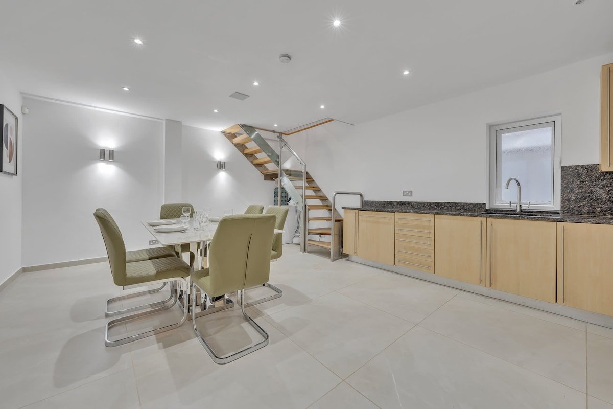 Charming Mayfair Home with Modern Comforts gallery image 4