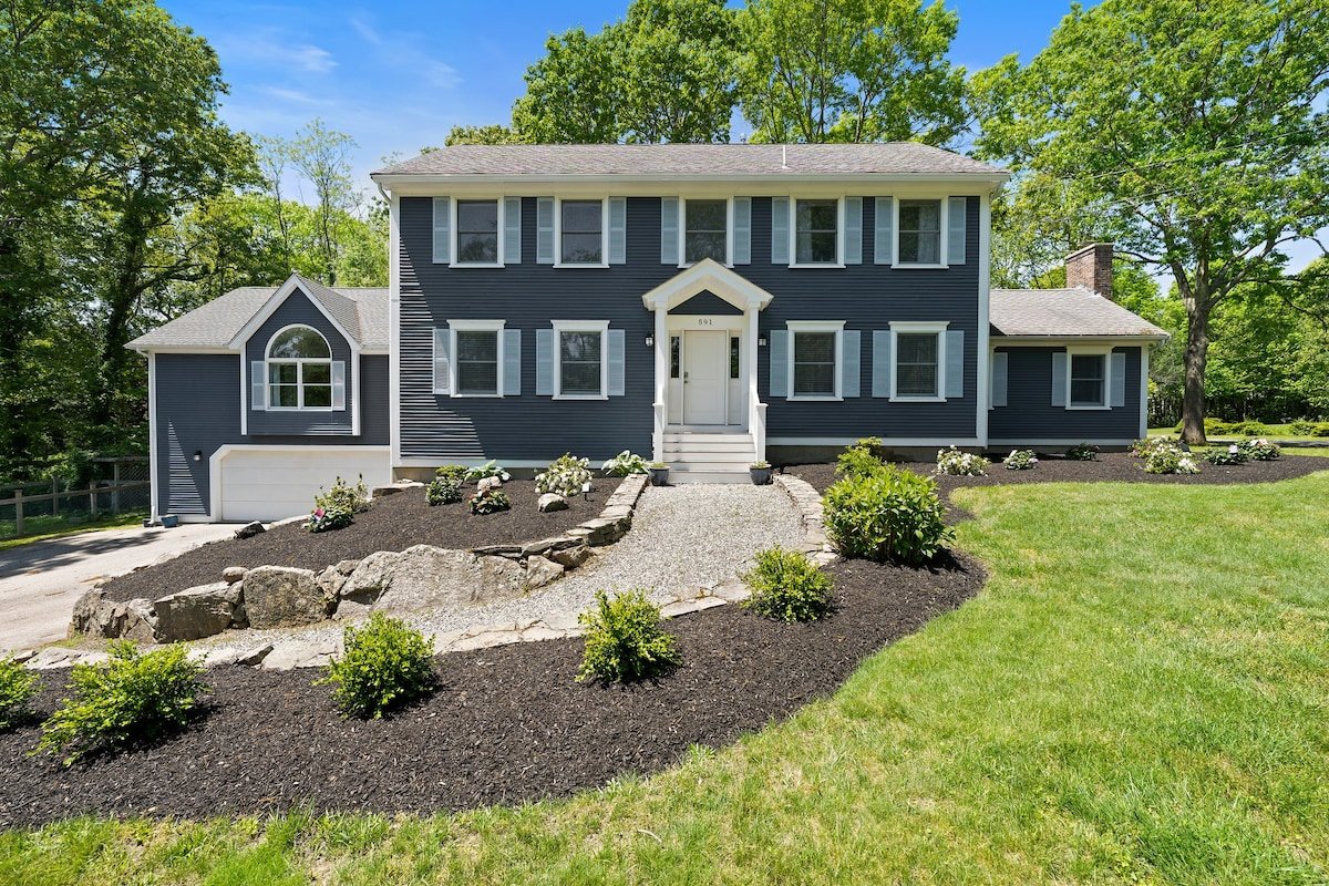 Beautiful Colonial Home in Saunderstown, RI gallery image 2