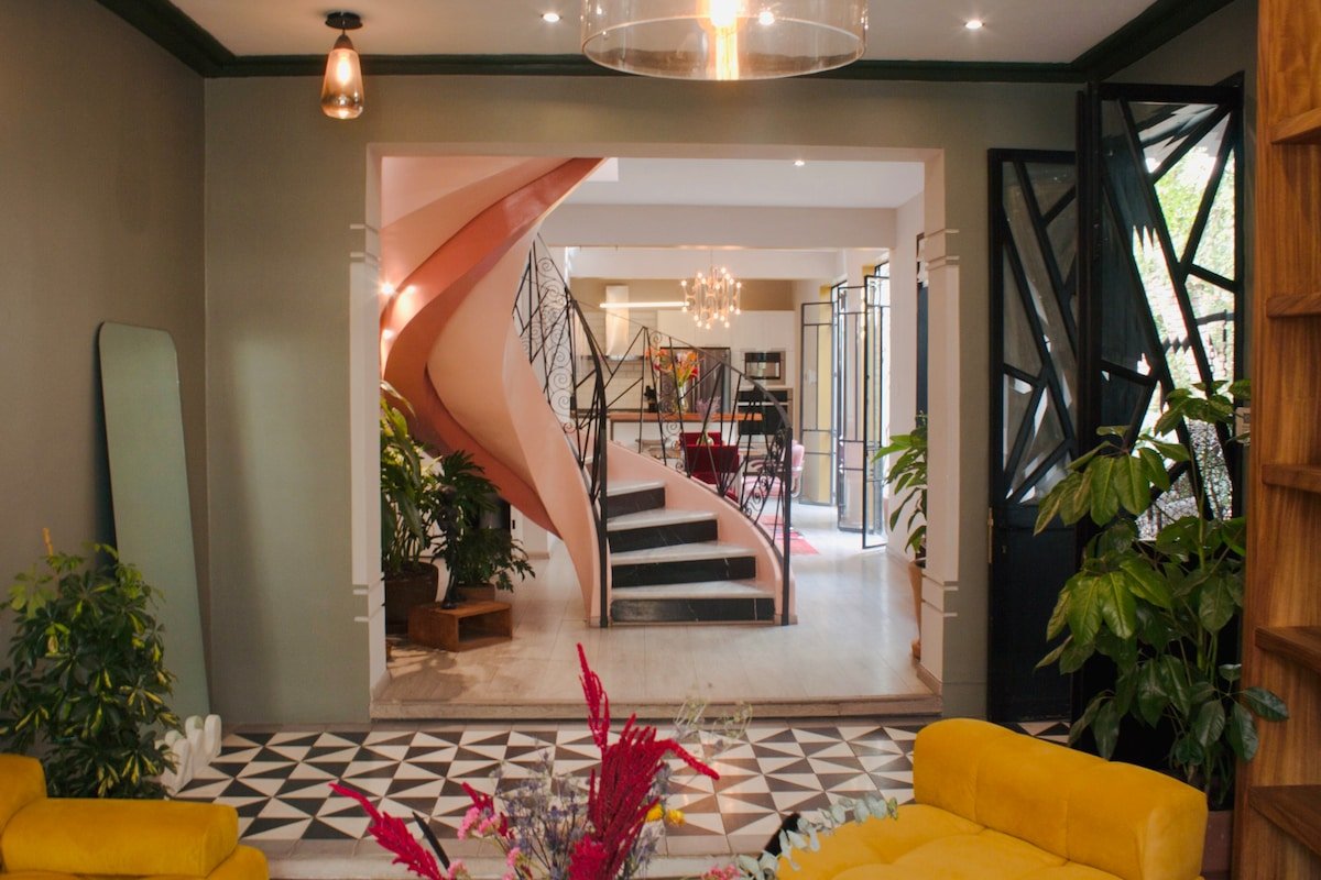 Wake up in an Art Gallery / Luxury Vacation Home gallery image 2