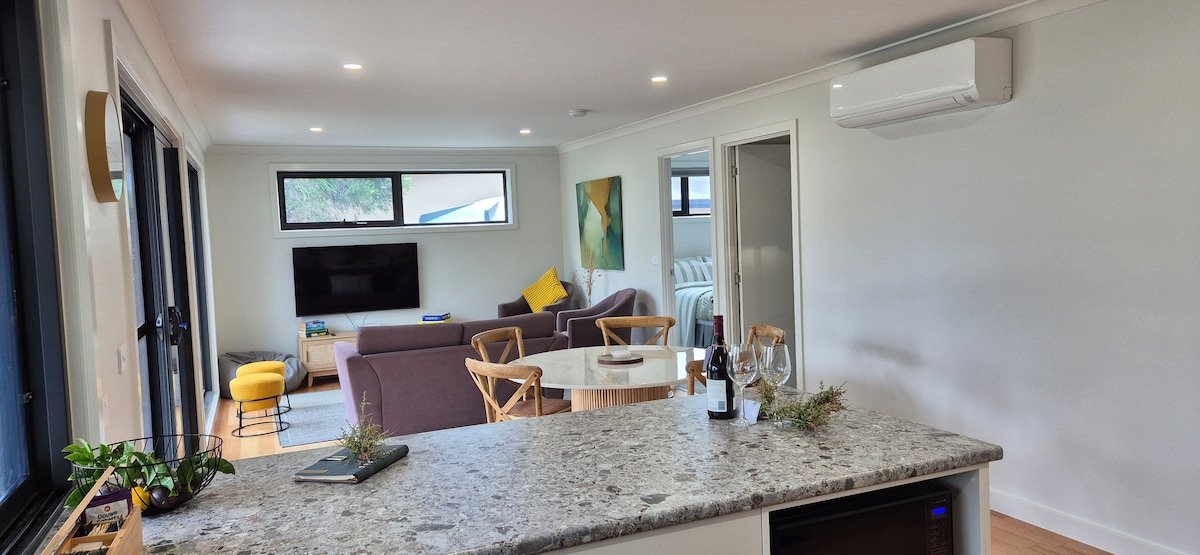 Joeys Place -Waterfront family home @ Freycinet! gallery image 5