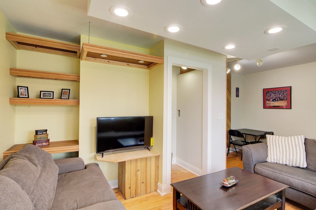 Large 12 Bedroom Chicago Home- Sleeps 25 gallery image 3