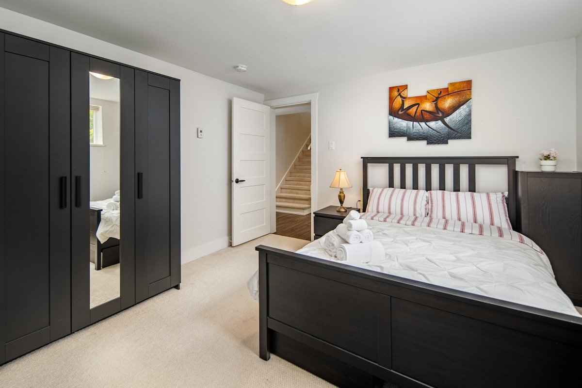 Entire 4-Bedroom Garden Level Suite Near UBC/YVR gallery image 5