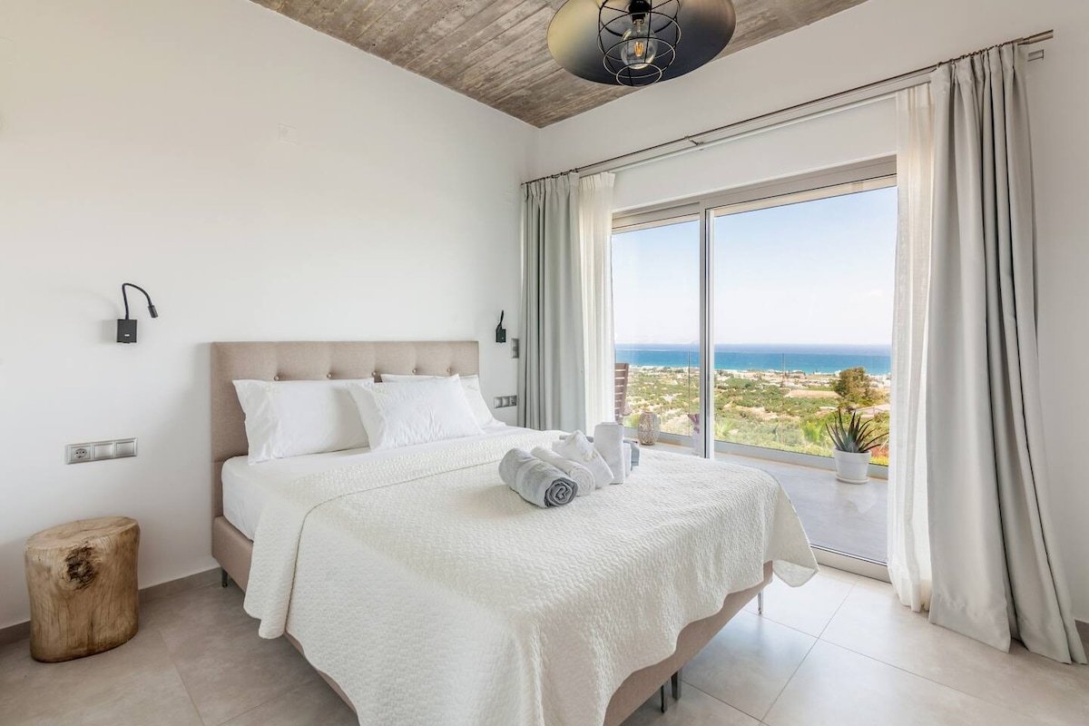 Breathtakig views – heated pool – sauna gallery image 5