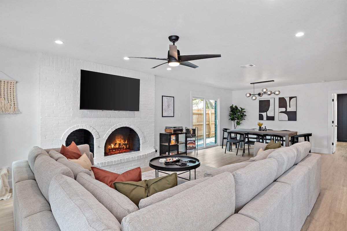 Best Location! 6 beds! Patio+Fire Pit+Game Room gallery image 2