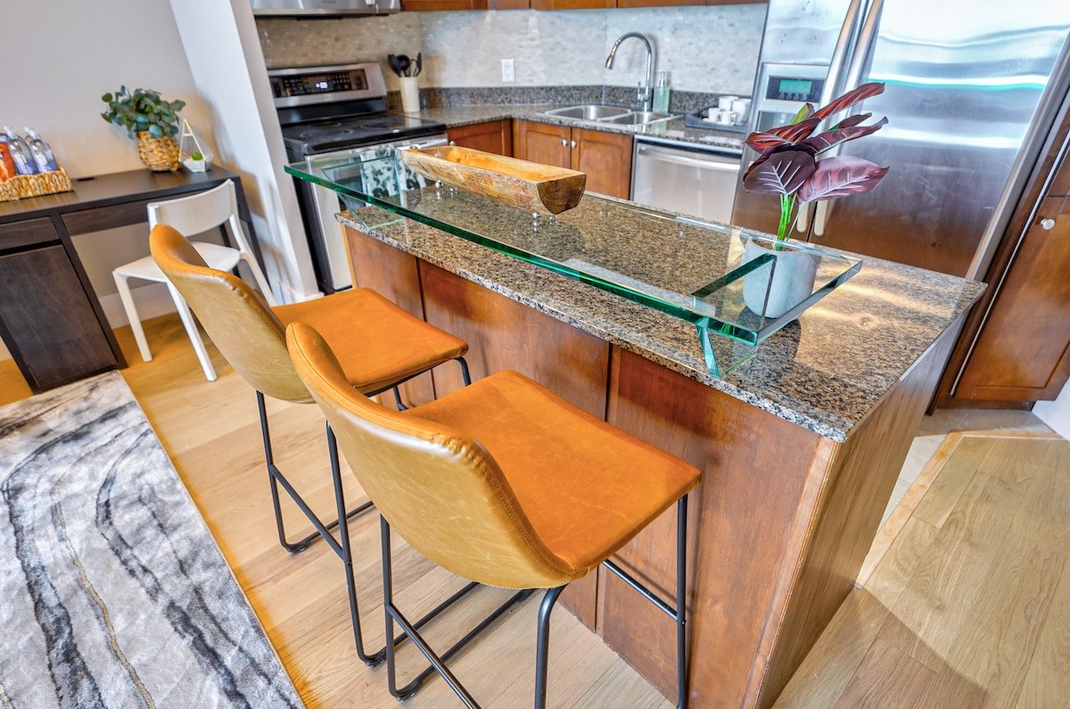 2 BDRM/2BTH with Parking/Union Station/ACC gallery image 5