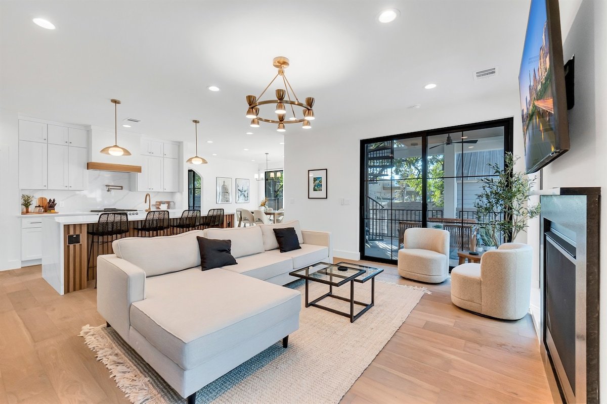 Sleeps19 | Pool • Game Room | Luxe 5BR Retreat gallery image 4