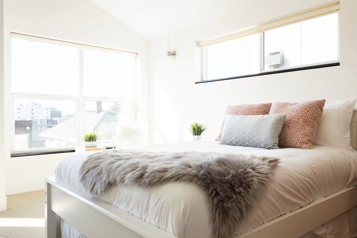 3BR Urban Oasis w/ Deck & Near Space Needle gallery image 3