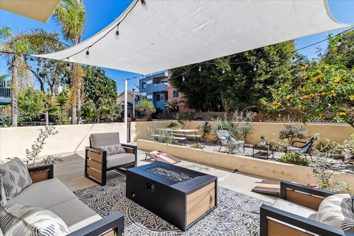 Steps to Venice Sand | BBQ, Fire Pit, Parking gallery image 5