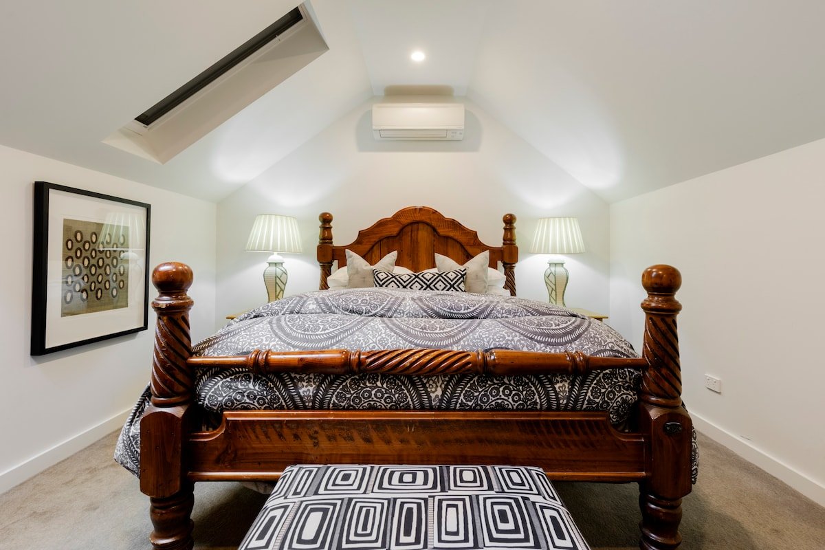 Stunning Modern Art in a Surry Hills Apartment gallery image 4