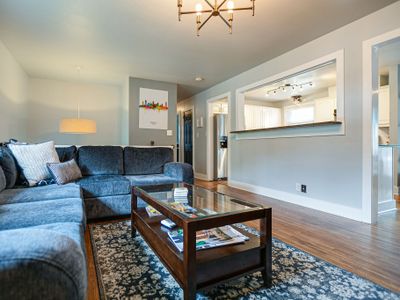 GREAT FOE LARGE GROUPS SLEEPS 12 Close to DOWNTOWN