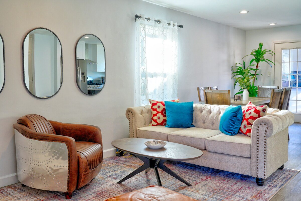 Enjoy La Crescenta Living. Work, Play, Swim. gallery image 5