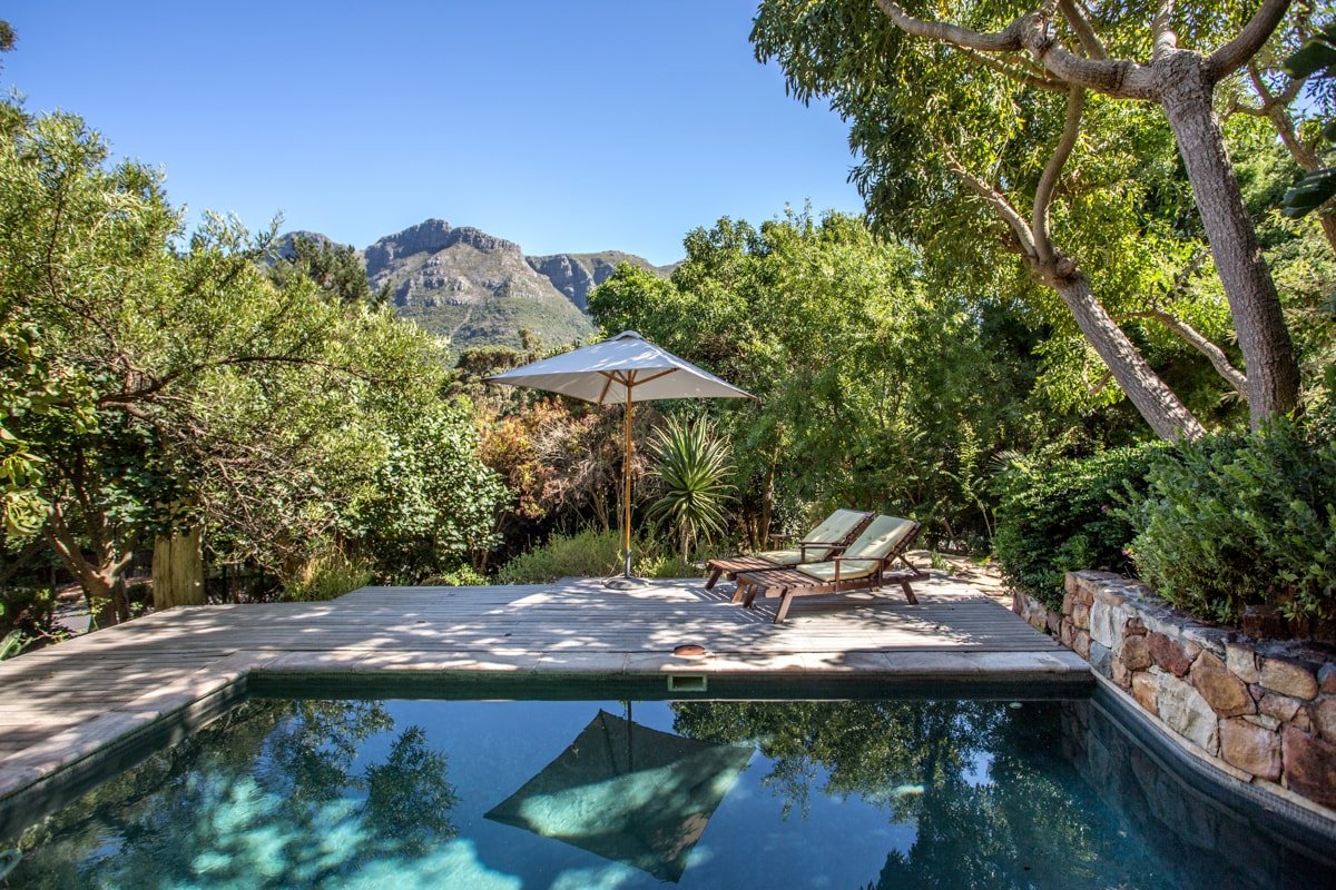 Spacious home with beautiful garden and views gallery image 2