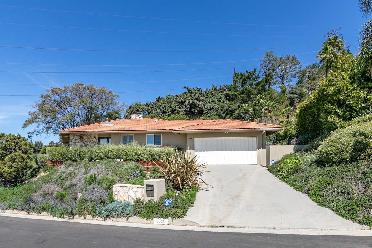 Hollywood Hills Retreat | Warm Gathering Space gallery image 5