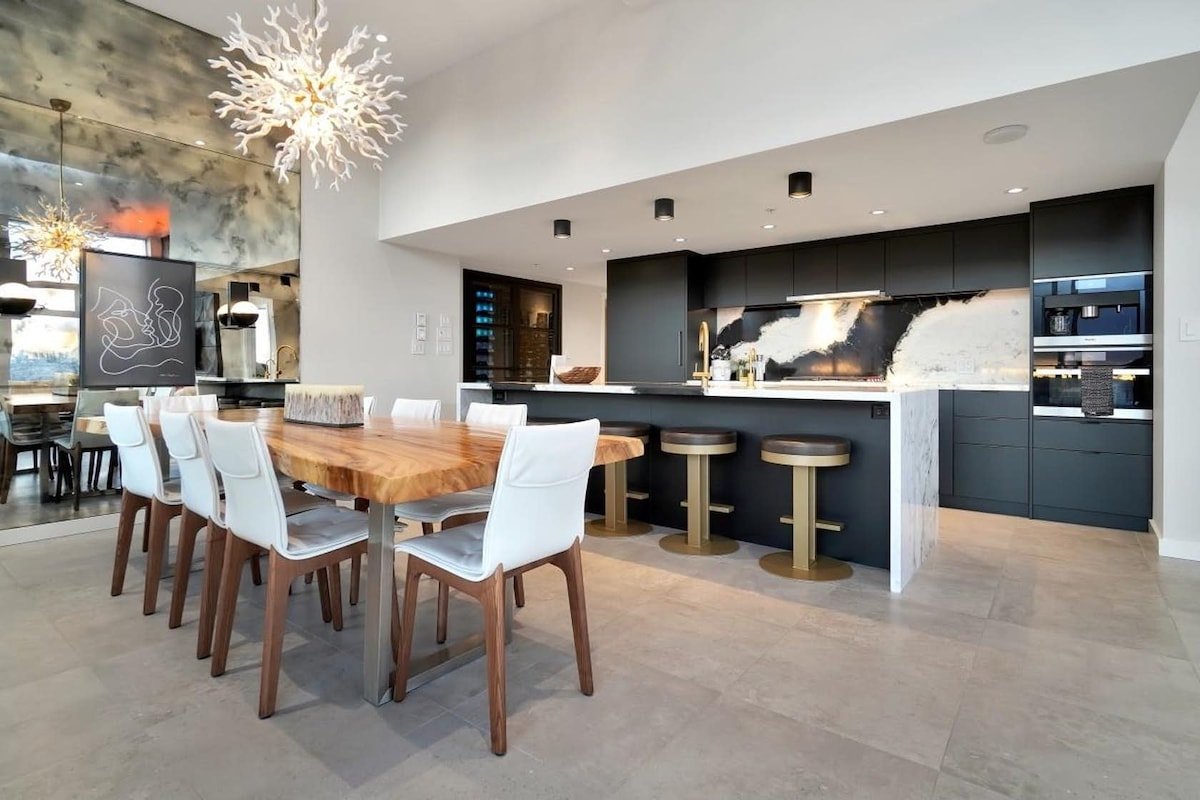 Z High-End Sub Penthouse ~ 180 Views ~ Pool ~Sauna gallery image 3